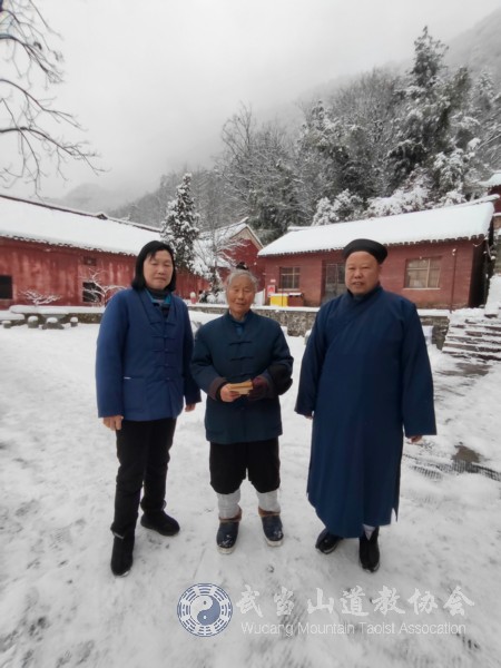 刘文国会长关切询问老道长们的健康状况,房间的保暖