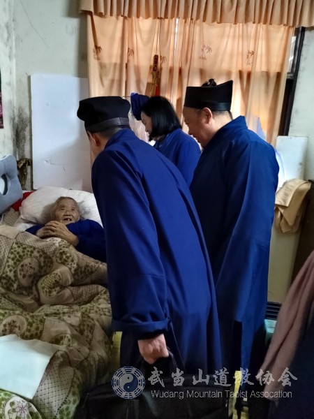 刘文国会长关切询问老道长们的健康状况,房间的保暖