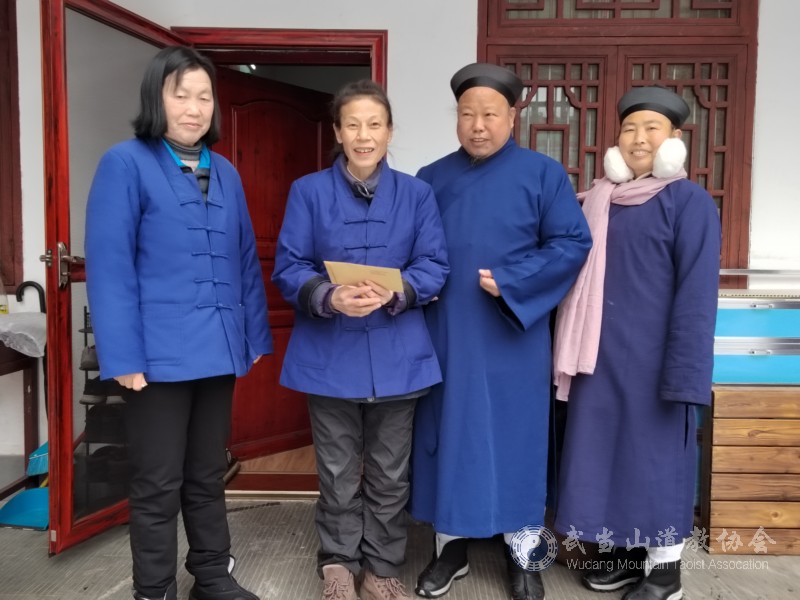 刘文国会长关切询问老道长们的健康状况,房间的保暖