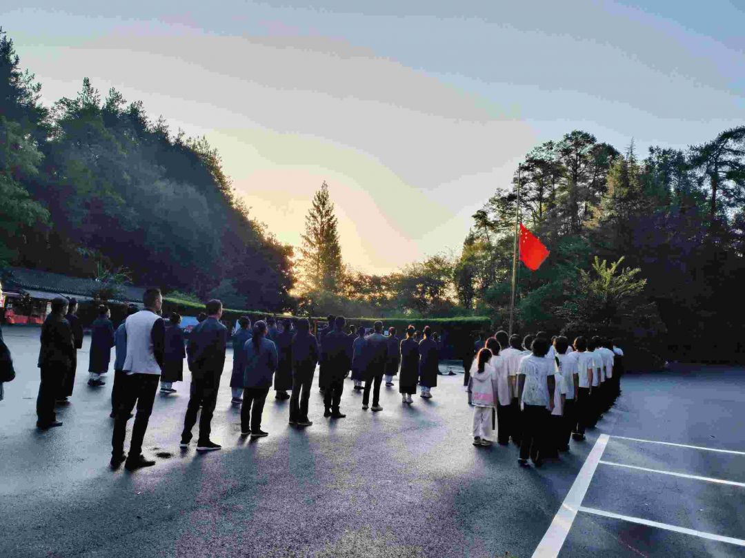 协会动态 | 国旗飘扬迎国庆 奏响爱国最强音——武当山道教协会开展国庆升国旗唱国歌活动