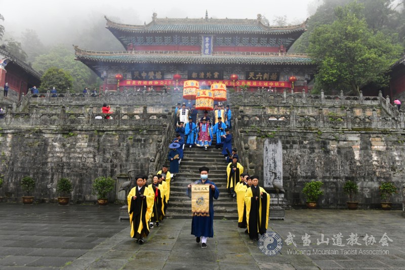 武当山太子坡假道士图片