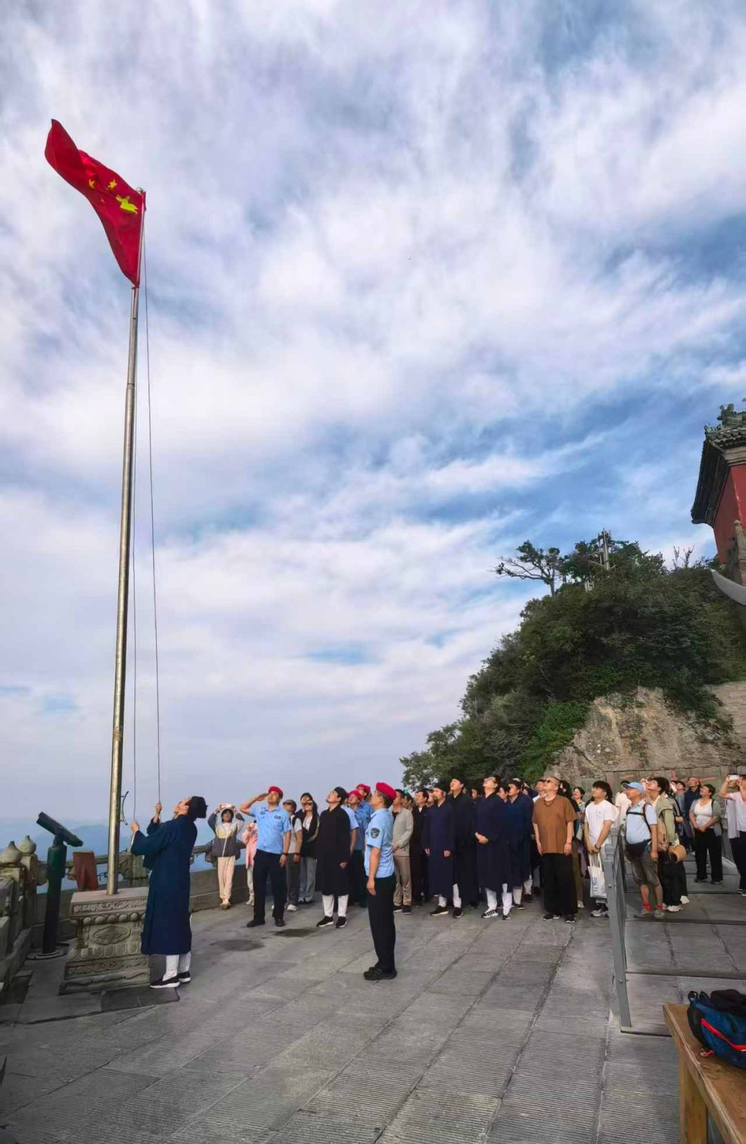协会动态│武当山道教协会“七一”开展升国旗唱国歌活动